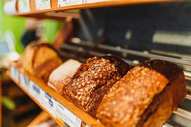 Hmm... wenn ihr das riechen könntet! 😋

Frisch aus dem Ofen bei Euch auf den Teller - wie mögt ihr Eurer Brot am liebsten? Eher Vollkorn- oder eher Weißbrot? 🍞
.
.
.
#frischesbrot #selbstgebacken #vollkornbrot #brot #lecker