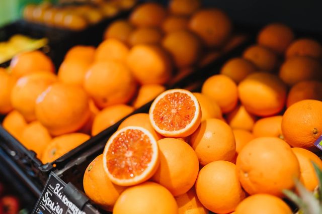Der Sommer ist da, die Sonne auch und die Lust auf frisches Obst und Gemüse steigt auch! 😍
Und wenn man dann noch so viel bunte Auswahl zur Verfügung hat, gibt's direkt die Qual der Wahl. 

Ihr wollt' die bunten Farben, den himmlischen Geruch und frischen Geschmack selbst haben? Dann kommt' doch einfach vorbei und holt Euch das Gesamtpaket nach Hause. 🤩

Übrigens: Wenn ihr jede Woche auf's Neue frische Leckereien haben möchtet, sind vielleicht unsere Greenbags was für Euch. Alle Infos dazu auf unserer Website!
.
.
.
#dersommeristda #sommerimsektor #sommergefühle #obstundgemüse #bioobst #biogemüse #greenbag #buntevielfalt